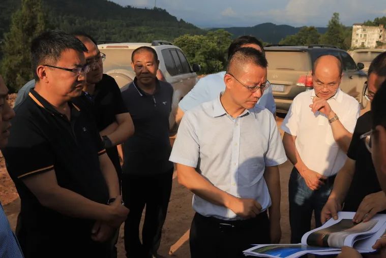 四川省交通運(yùn)輸廳黨組成員、總工程師王茂奎到鎮(zhèn)廣高速王通段A1合同段調(diào)研