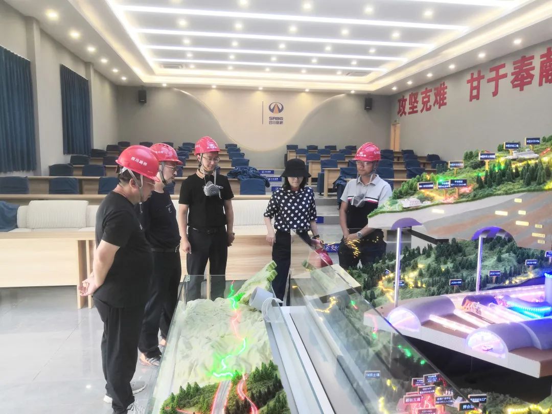 四川路橋副總工程師鄧運祥到寧攀高速ZCB1-6、ZCB1-7/8項目檢查指導(dǎo)工作