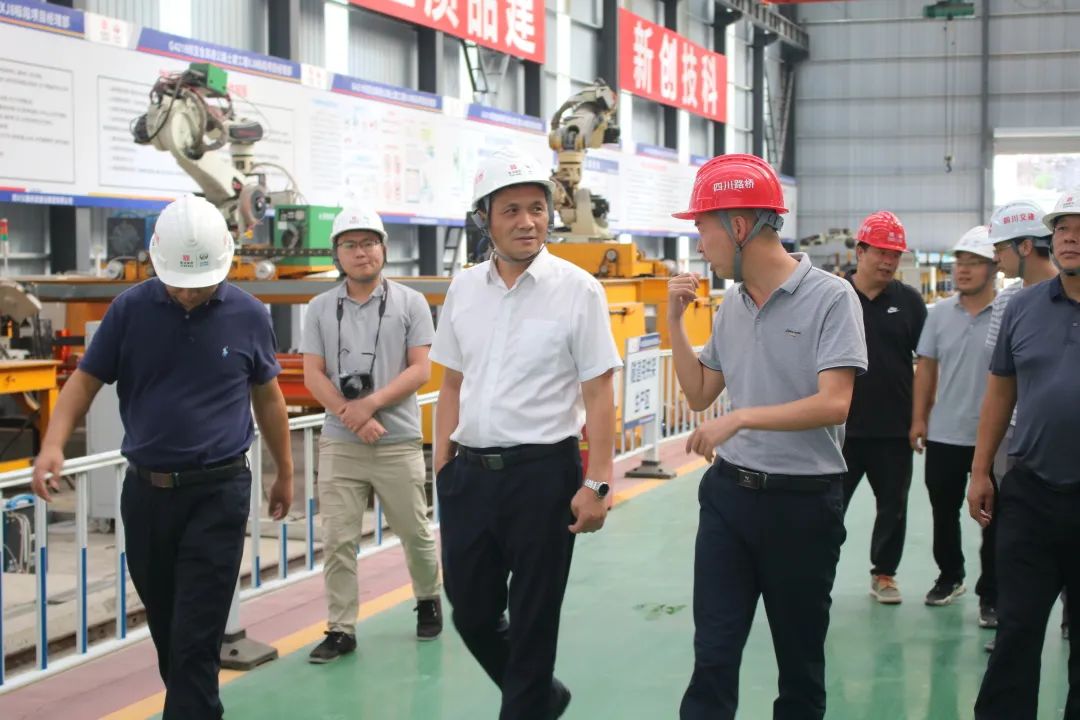 四川路橋黨委委員、紀委書記朱年紅到宜金高速XJ8標檢查指導工作