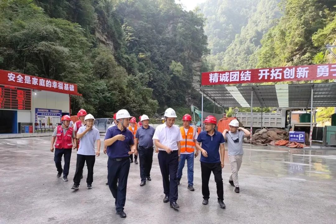四川路橋黨委委員、紀委書記朱年紅赴宜金高速公路XJ6項目檢查指導工作