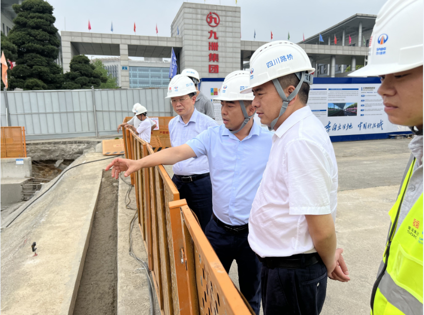 川交公司黨委書記、董事長杜江林到綿陽科技城新區(qū)一分部施工現場指導工作
