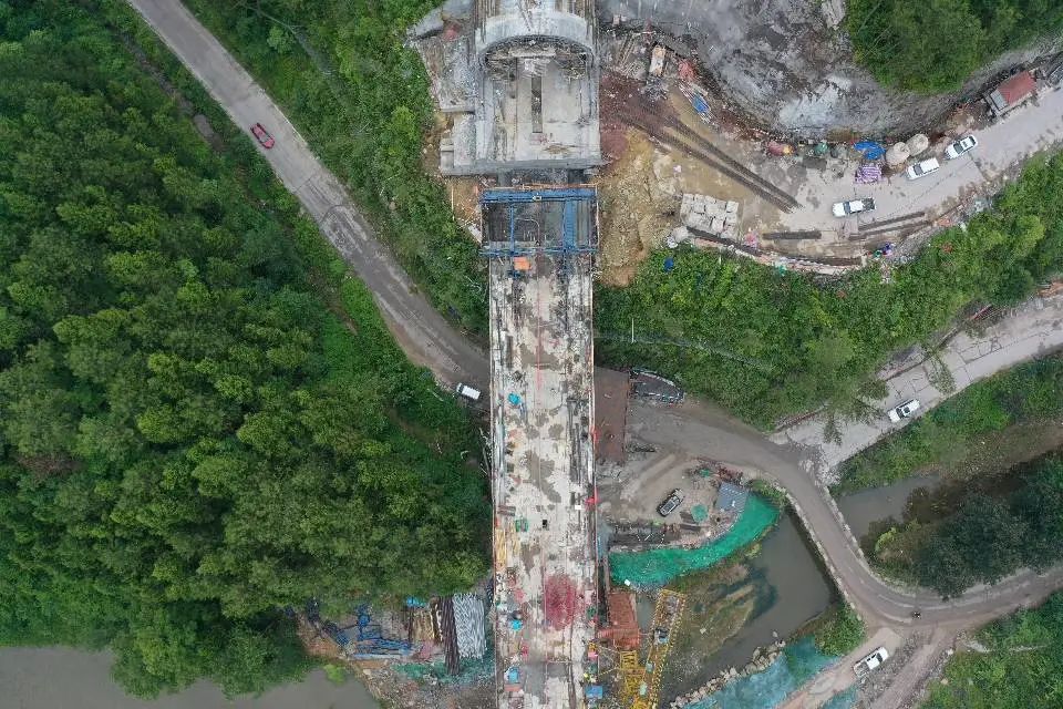 漢巴南鐵路6標項目橋河溝大橋順利合龍