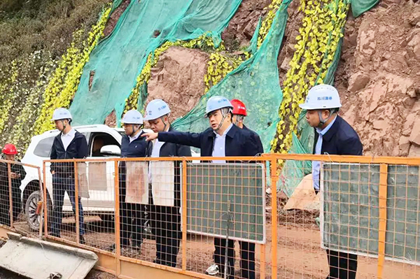 川交公司黨委書記、董事長杜江林一行深入西寧高速公路項目、會祿高速項目開展“五一”節(jié)前安全專項檢查